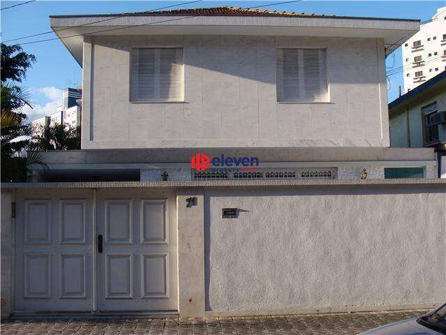 Casa maravilhosa na Ponta da Praia, com 04 quartos, piscina e churrasqueira.