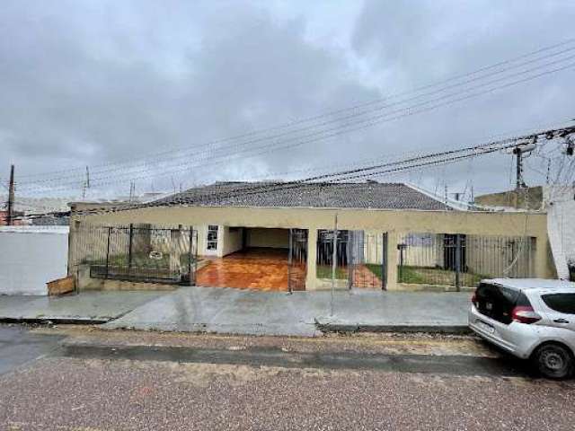 Casa comercial/residencial. 4 quartos, 04 vagas de garagem, em bairro nobre.