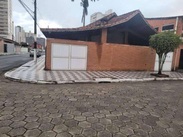 Casa isolada próxima ao mar com 3 dormitórios à venda em Praia Grande!