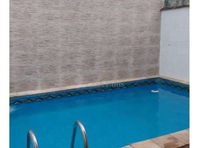 Casa com piscina e beira mar à venda em Praia Grande, aceita financiamento bancário!