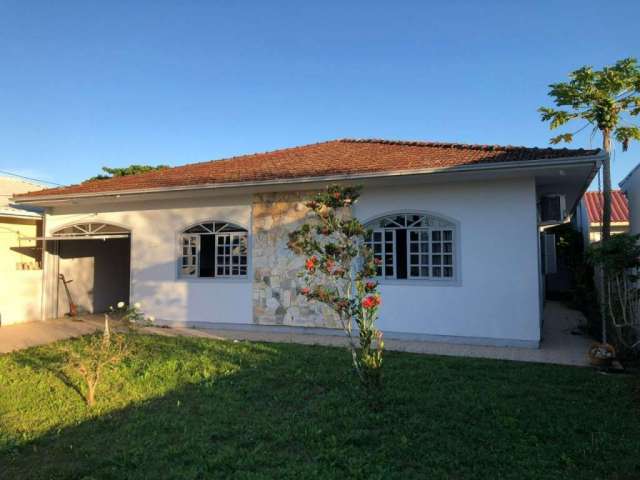 Casa com 4 Quartos e 2 banheiros à Venda