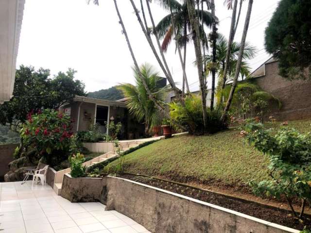 Casa com Quintal, Piscina e Horta no Itacorubi