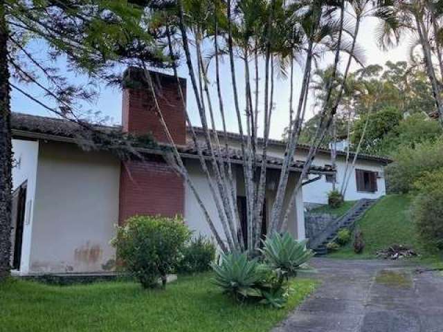 Ampla casa em condominio fechado/boa para reforma