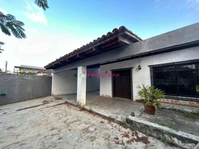 Casa com 2 dormitórios e edícula a 500 metros da Praia do Jardim Aruan em Caraguatatuba/SP à venda