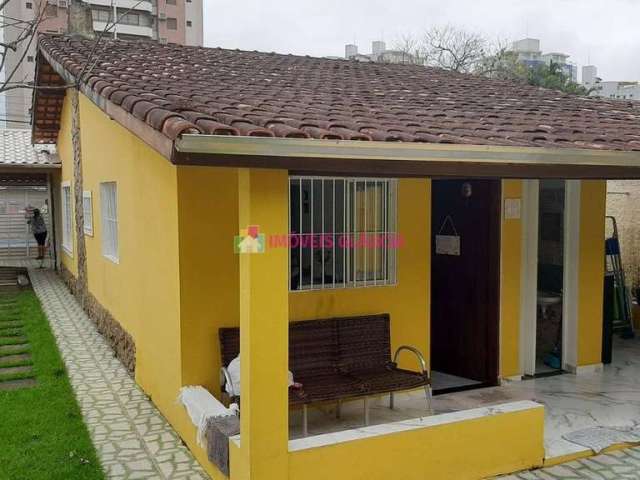 Casa a venda com 3 dormitórios + edícula na Prainha, em Caraguatatuba-SP