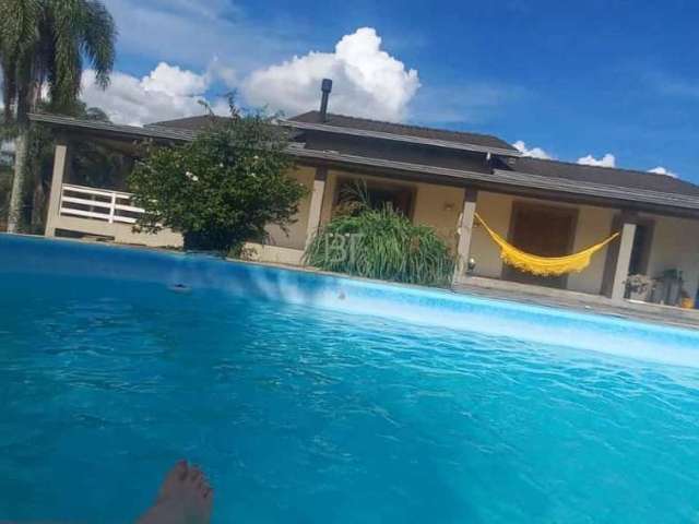 Linda chácara com piscina aquecida em forqueta