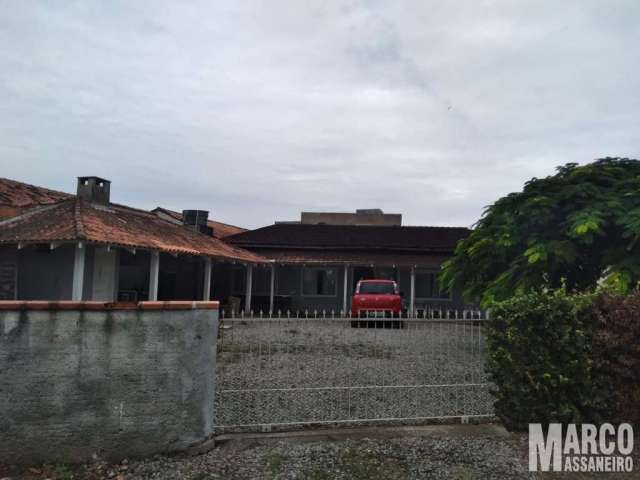 Casa para Venda em Balneário Barra do Sul, Centro, 8 dormitórios, 2 banheiros