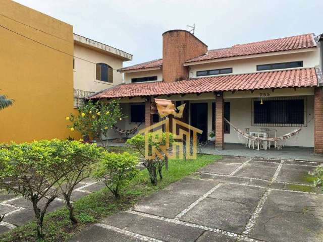 Casa Isolada com 4 dormitórios (2 suítes) em Praia Grande - SP