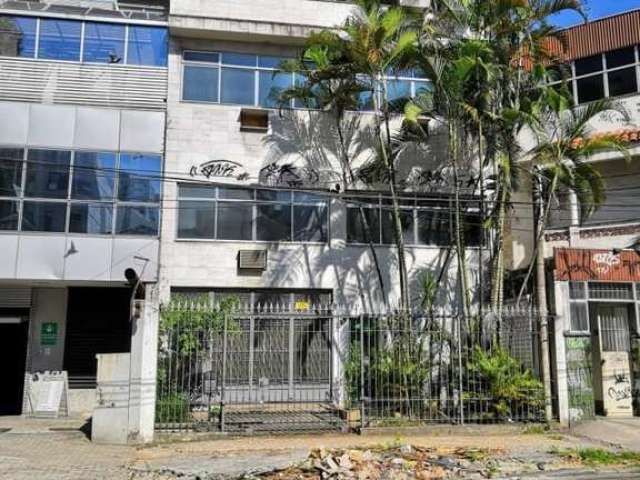 Casa na Rua Professor Gabizo no Maracanã, 6 quartos com 6 vagas.