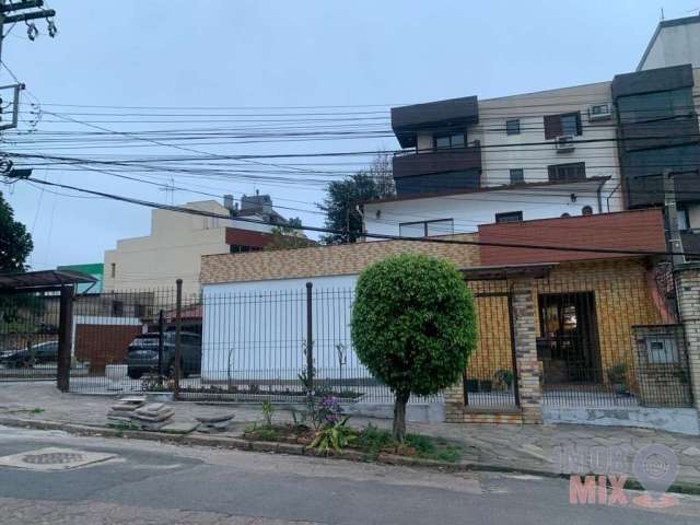 Casa com 5 quartos à venda na Rua Roque Calage, 349, Passo da Areia, Porto Alegre por R$ 1.500.000