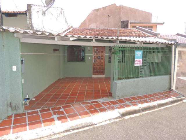 Casa em condomínio no cajuru, com 02 quartos, 01 vaga.