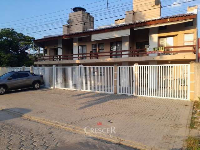 Apartamento térreo com 02 quartos em Caiobá.