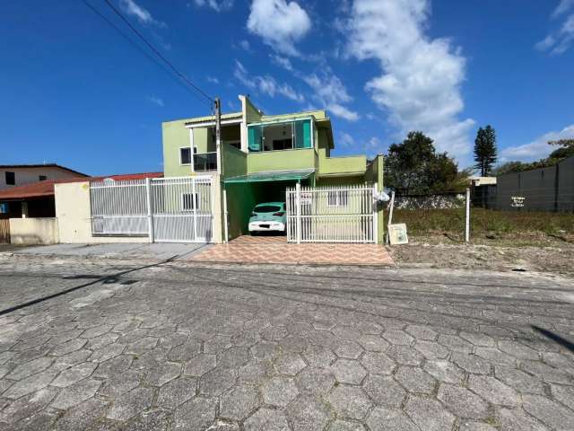 Sobrado com 03 quartos e piscina em Matinhos