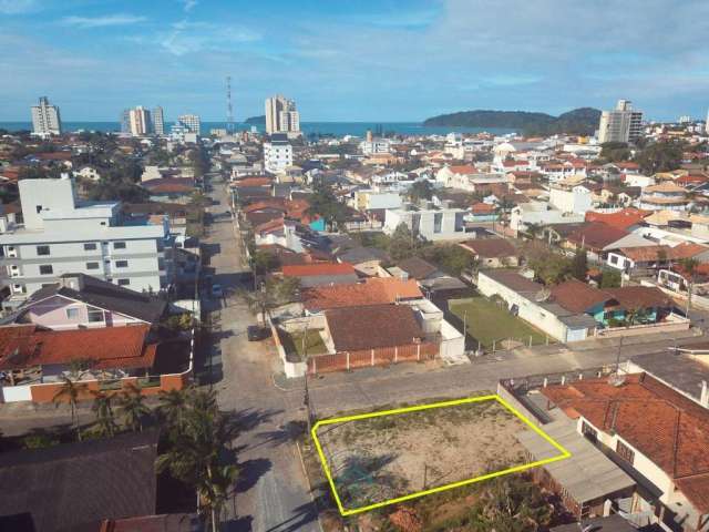 Terreno à venda no Centro, Balneário Piçarras  por R$ 580.000