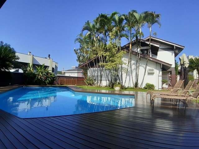 Casa à venda no bairro Glória, Joinville/SC.  Ampla residência alto padrão  com  terreno  de  esquina de 1.163m2 ,  sala de festas  integrada  a  casa