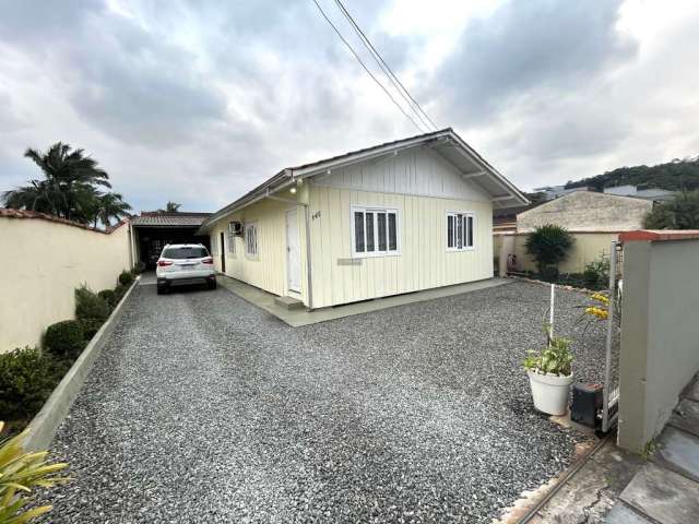 Residências planas à venda no bairro Costa e Silva, Joinville, SC.  Uma em madeira e a outra em alvenaria.