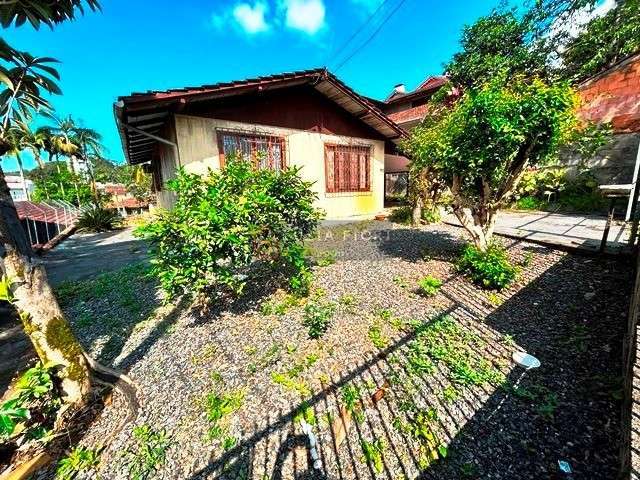 Terreno plano à venda no bairro Costa e Silva, Joinville - SC  Amplo terreno, ideal para construção de casa de alto padrão, ou sobrados geminados.  60