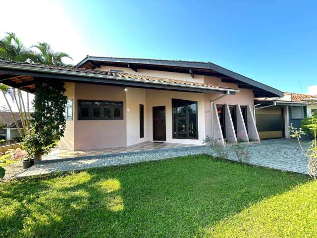 Casa para  Locação no Bairro Glória, Joinville - SC  -  com terreno de 1.000 m2.  Residência plana  com maravilhosa vista para o pôr do  sol entre as