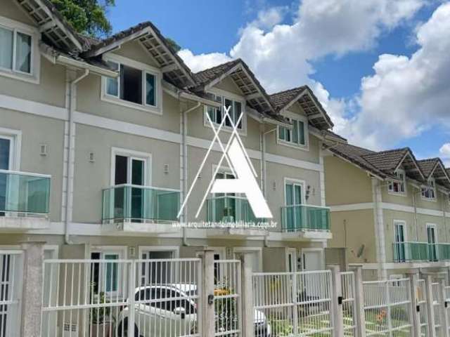 Linda casa com 3 Quartos, 3 Banheiros, Varanda e Área Gourmet.  Bem Localizada!!