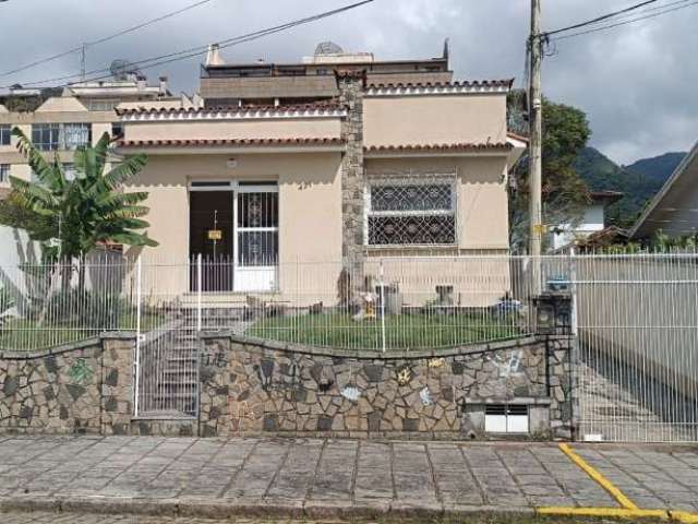 Imóvel de 600M² com 2 Casas Lineares, Localização perfeita, próxima da Feirinha.