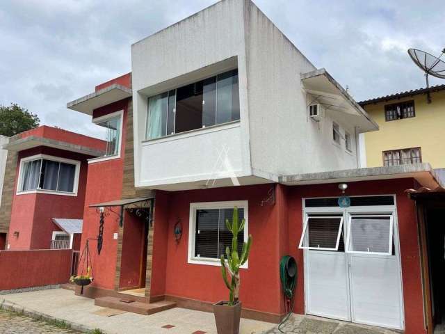 Casa em condomínio sossegado, com 2 Suítes, Sala em 3 ambientes e Área externa.