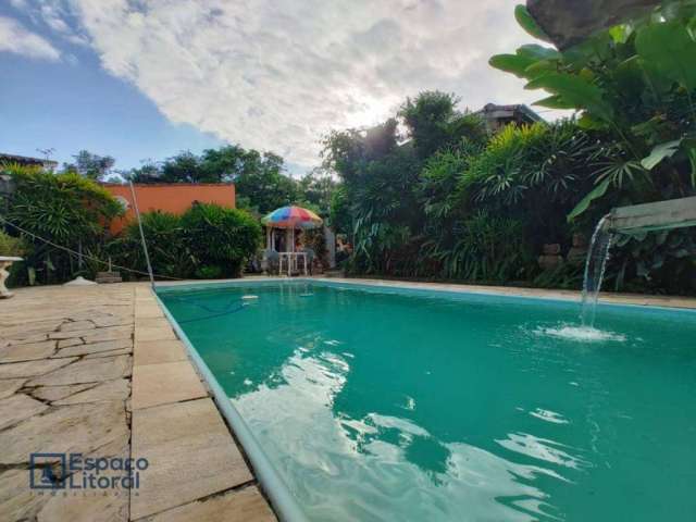 Linda casa com Piscina, Toda reformada, com Edícula e amplo quintal a venda na Massaguaçú, Caraguatatuba!