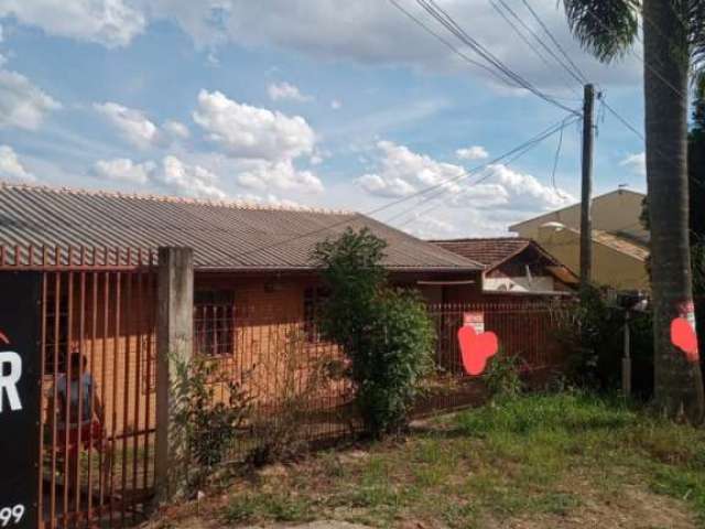 Casa á venda no bairro Tindiquera/ Araucária: Medindo 76M° e mais uma moradia nos fundos medindo 35M°, junto possui um barracão para uso comercial como: oficina mecânica, funilaria etc...  Terreno tot