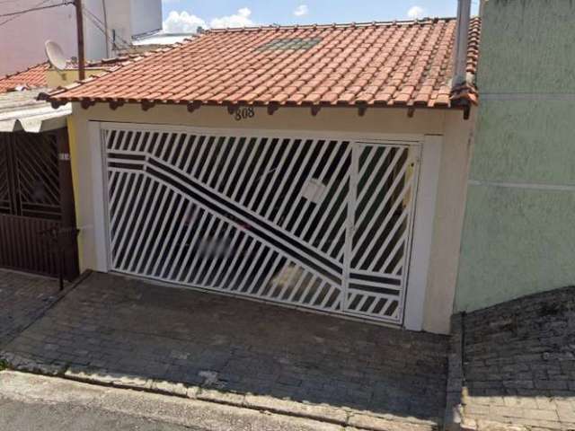 Casa térrea com 2 quartos, quintal e 2 vagas de garagem.