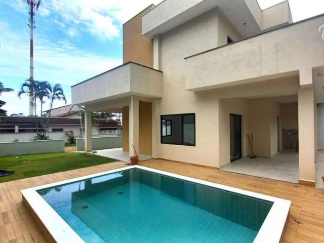 Casa em condomínio fechado com 3 suítes, piscina e área gourmet. Próximo a Praia