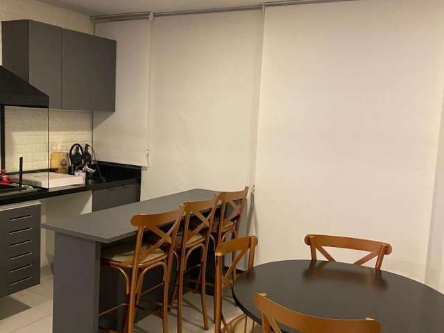 Apartamento com 02 suítes, vaga de garagem coberta, ar condicionado nas 2 suítes e na sala. Sala ampliada com varanda que tem churrasqueira. Móveis inclusos !