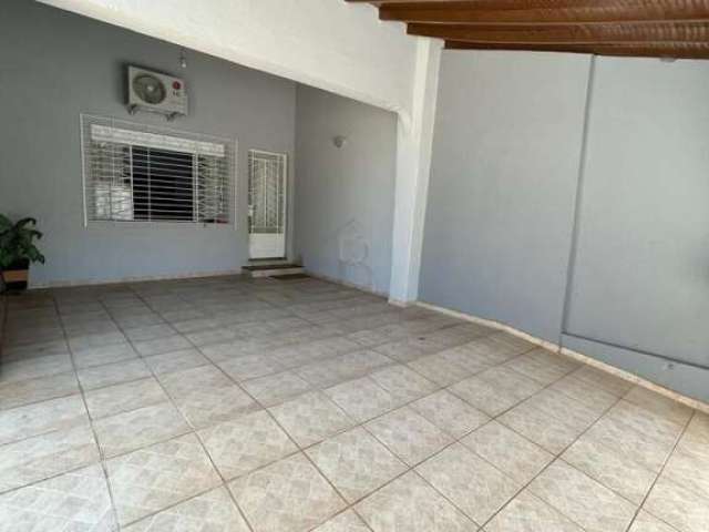 Casa com 4 dormitórios à venda, por R$ 700.000 - Banzato - Marília/SP