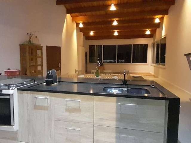 Chácara 2.200 m² à venda em Araçoiaba/ 6 dorm./ 3 suítes/ Edícula/ Piscina