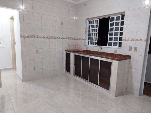 Casa andar superior para locação/ 2 dorm./ Varanda/ Só 1.200,00