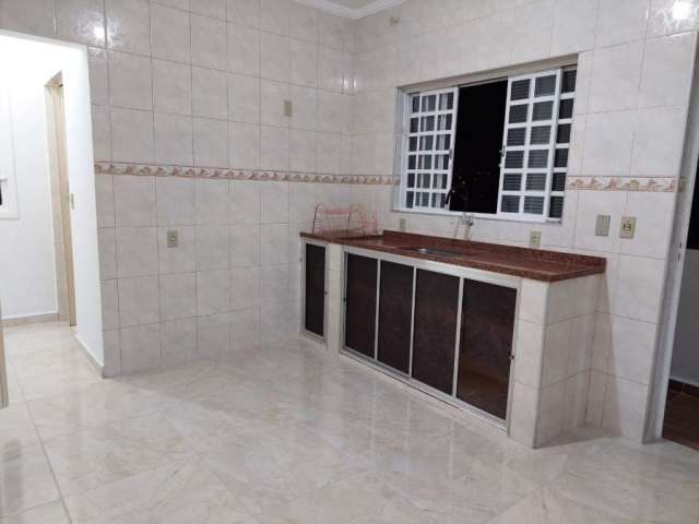 Oportunidade! Sobrado podendo ser 02 casas/ Quintal/ Varanda/ Jd. Santo André