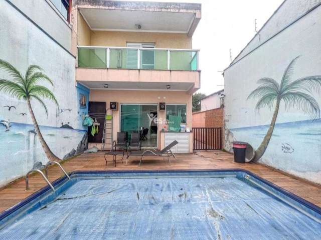 Sobrado com piscina e 03 vagas localizado na Vila Assunção em Santo André.