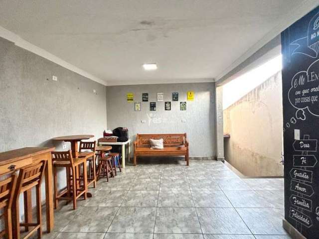 Sobrado com 02 dormitórios, 02 vagas e espaço gourmet, localizado na Vila Sacadura Cabral.