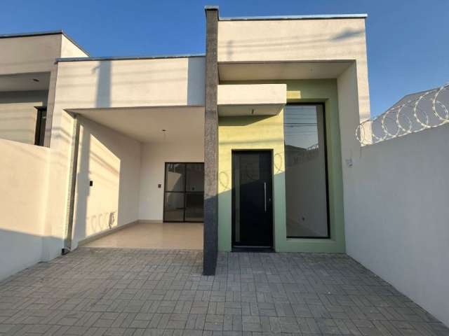 Excelente localização, casa nova, 3 dormitórios, 2 vagas de garagem.