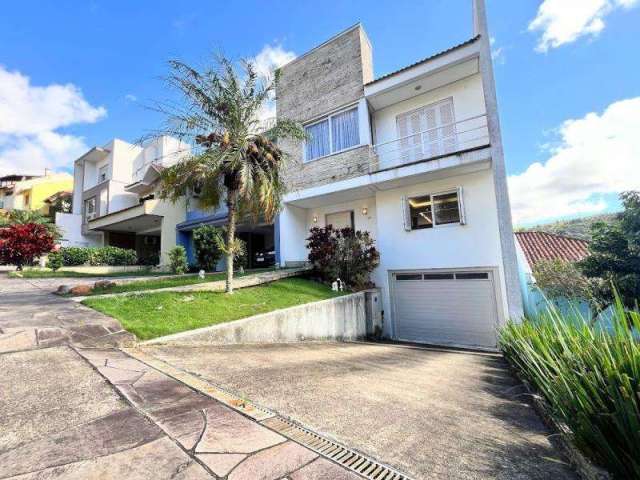 Casa para locação em condominio no bairro Vila Nova, com três dormitórios, uma suíte.