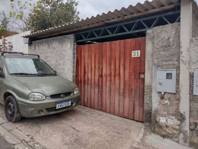 Casa em condomínio fechado no bairro santa cândida.