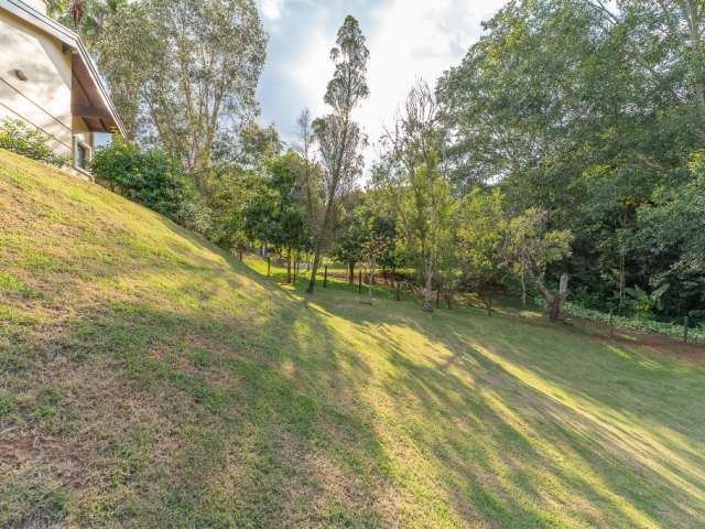 Casa espaçosa com quintal enorme e gramado