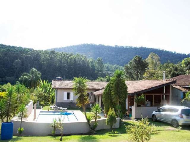 Chácara em Piracaia à venda com lago e piscina