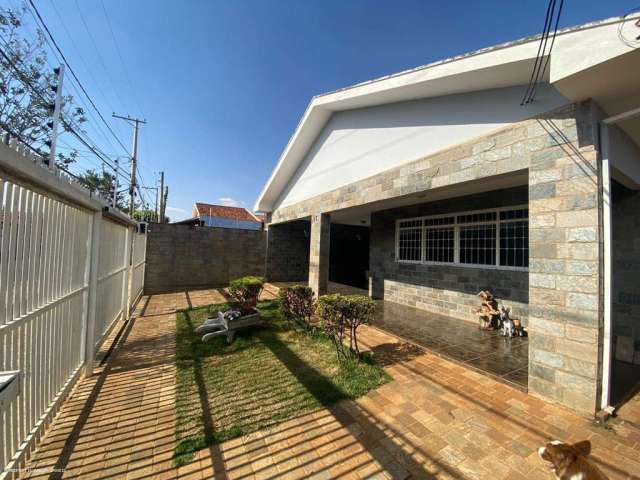 Casa para Venda em Araraquara, Vila Suconasa, 4 dormitórios, 2 suítes, 2 banheiros, 5 vagas