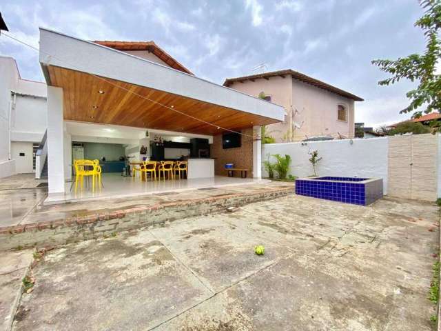 Casa com 3 Quartos à Venda, 382m²