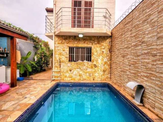 Casa à Venda no Jardim Quaresmeira 3 em Suzano/SP: 2 Quartos, 2 Suítes, Piscina e Churrasqueira!