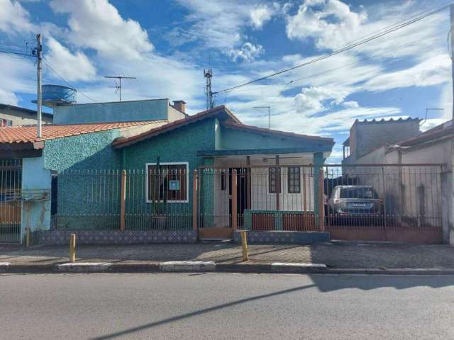 Casa térrea com amplo quintal - região central