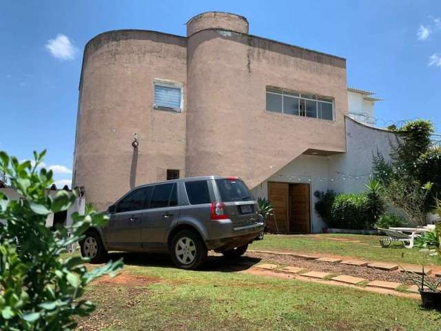 Sobrado com arquitetura diferenciada, conceito aberto