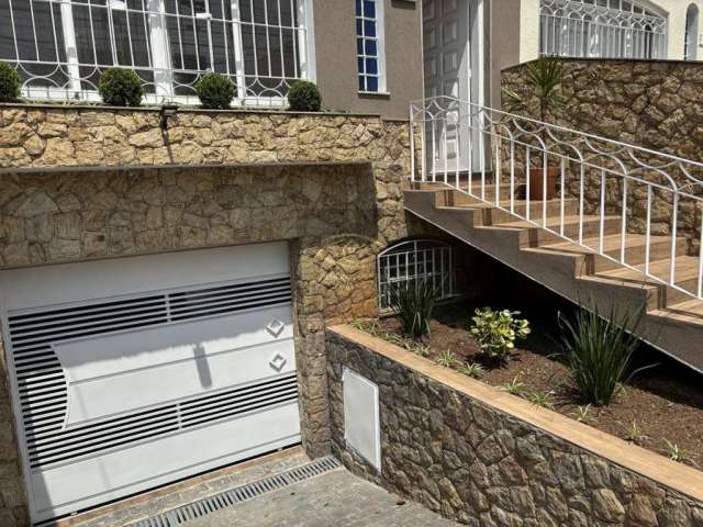 Casa Espaçosa e Moderna na Chácara Santo Antônio: 4 Quartos, 1 Suíte, 3 Salas, 4 Banheiros, 3 Vagas de Garagem.