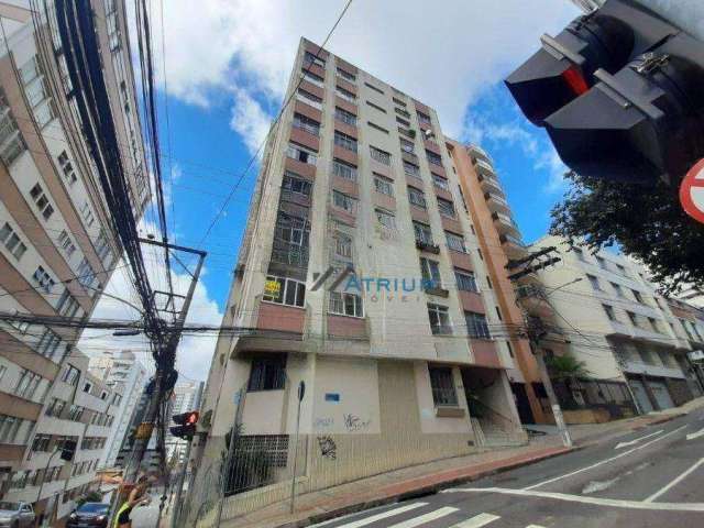 Apartamento no Centro. 3 quartos, sendo um suite com vaga e elevador