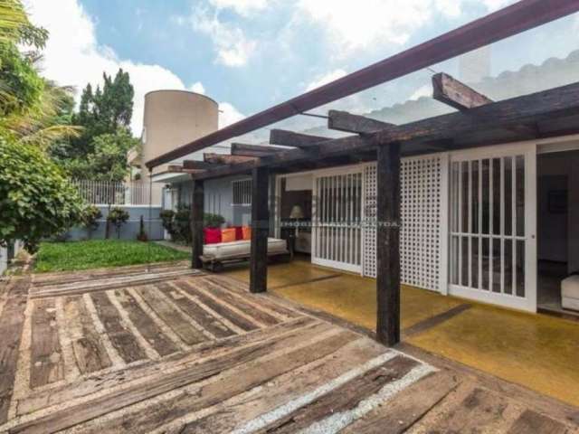 Casa 3 quartos, piscina e 4 vagas