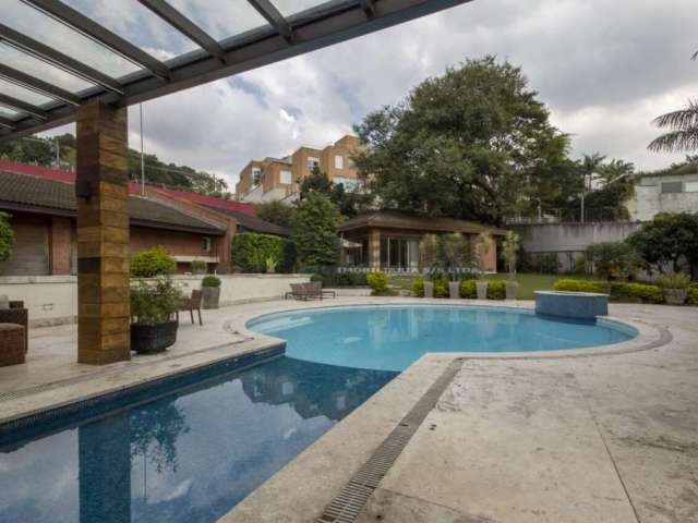 Casa térrea à venda com 4 suítes e piscina no Jardim Guedala, em rua arborizada